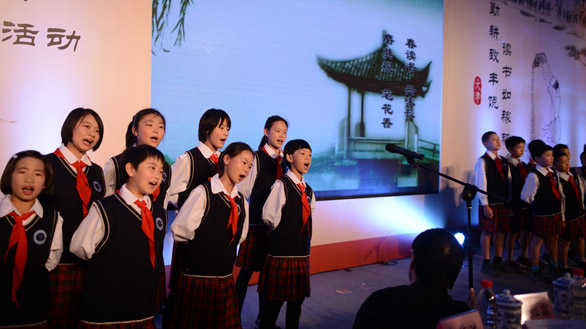 頒獎現(xiàn)場打工子弟學(xué)校學(xué)生進(jìn)行了誦讀表演
