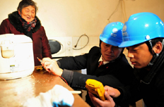 服務隊員為老人提供上門服務