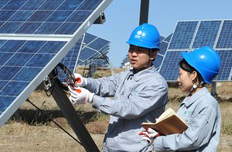 國家電網(wǎng)員工正在認真工作