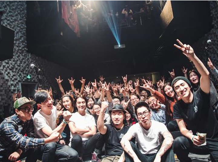 WHO&rsquo;S LISTENING？