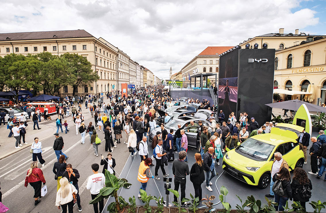 2025年9月11日，人 们在德国慕尼黑国际车展户外展区比亚迪展区参观（资料照片） 张帆摄/本刊