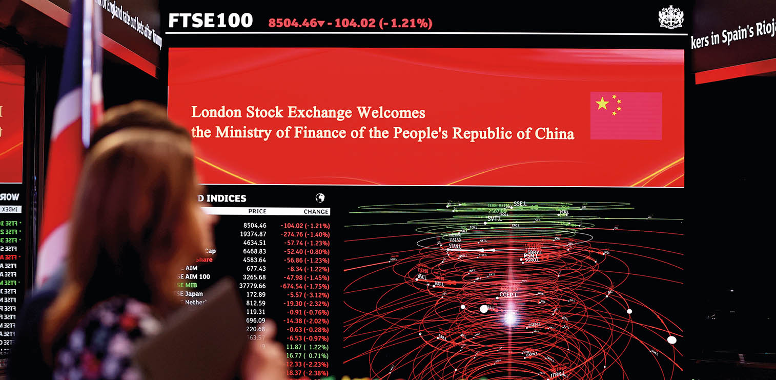 2025年4月3日,工作人员经过英国伦敦证券交易所的电子显示屏 李颖摄/本刊 2025年4月3日,工作人员经过英国伦敦证券交易所的电子显示屏 李颖摄/本刊