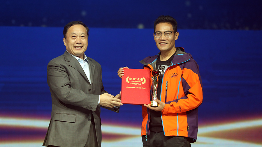 任賢良為&ldquo;珠峰環(huán)保衛(wèi)士&rdquo;次仁旦達(dá)頒獎(jiǎng)