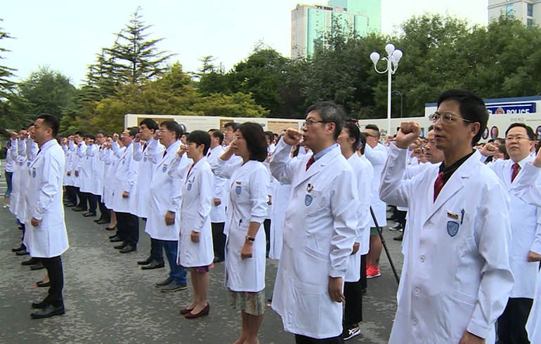 致敬偉大改革｜對話40年，講述身邊的健康故事（第二十集）&mdash;&mdash;設(shè)立醫(yī)師節(jié)，醫(yī)務(wù)人員有了自己的節(jié)日