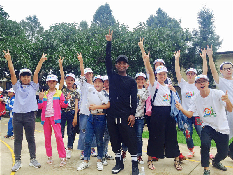 e創(chuàng)公益大使與志愿者、小朋友一起鄉(xiāng)村運動會