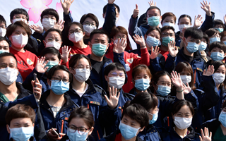 稟父老：樓蘭破，人平安，白衣戰(zhàn)士把家還！