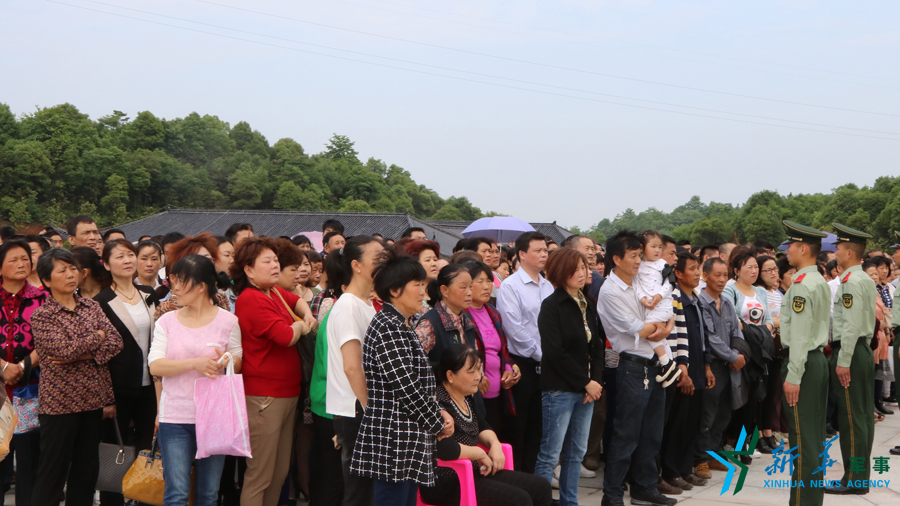 &uarr;資料圖片：張超烈士骨灰安葬儀式現(xiàn)場，岳陽的父老鄉(xiāng)親紛紛來給張超送別。