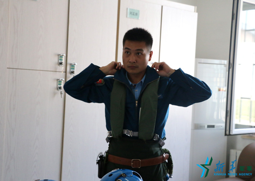 &uarr;資料圖片：張超嚴格按規(guī)定著裝參加飛行訓(xùn)練。