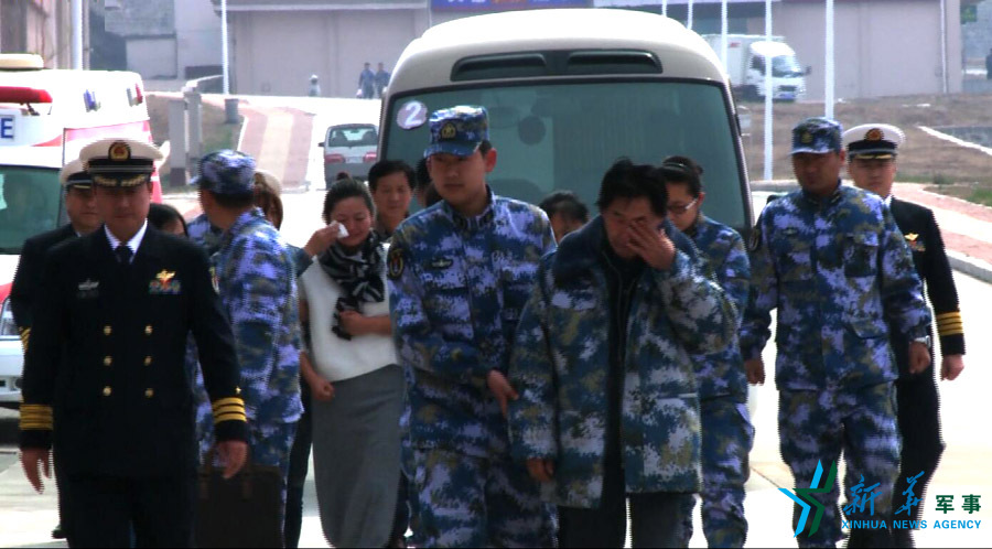 &uarr;資料圖片：張超的父親（右四）揮淚送別張超。