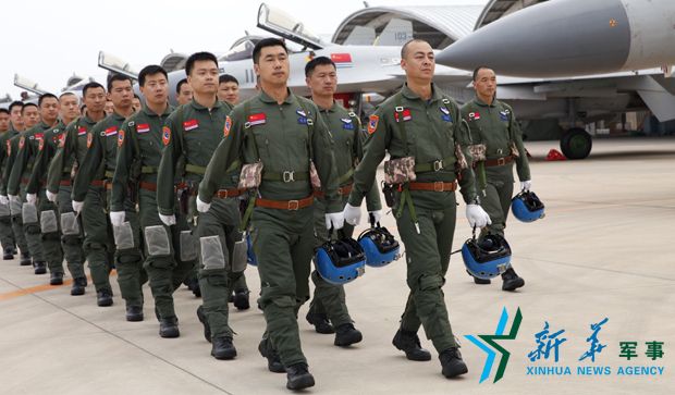 &uarr;飛行員列隊(duì)進(jìn)場(chǎng)。