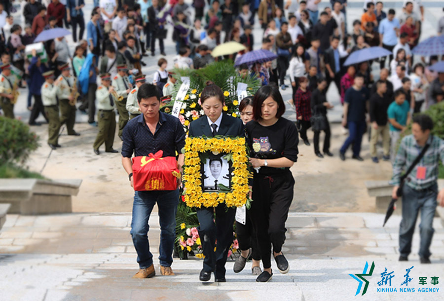 &uarr;張超烈士骨灰安葬儀式。