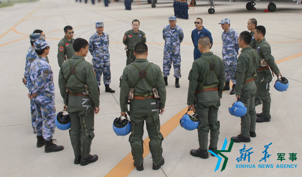 飛行后，黨委班子現(xiàn)場講評飛行情況。