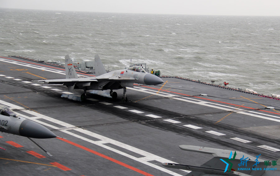 &uarr;資料圖片：艦載戰(zhàn)斗機下落著艦瞬間。