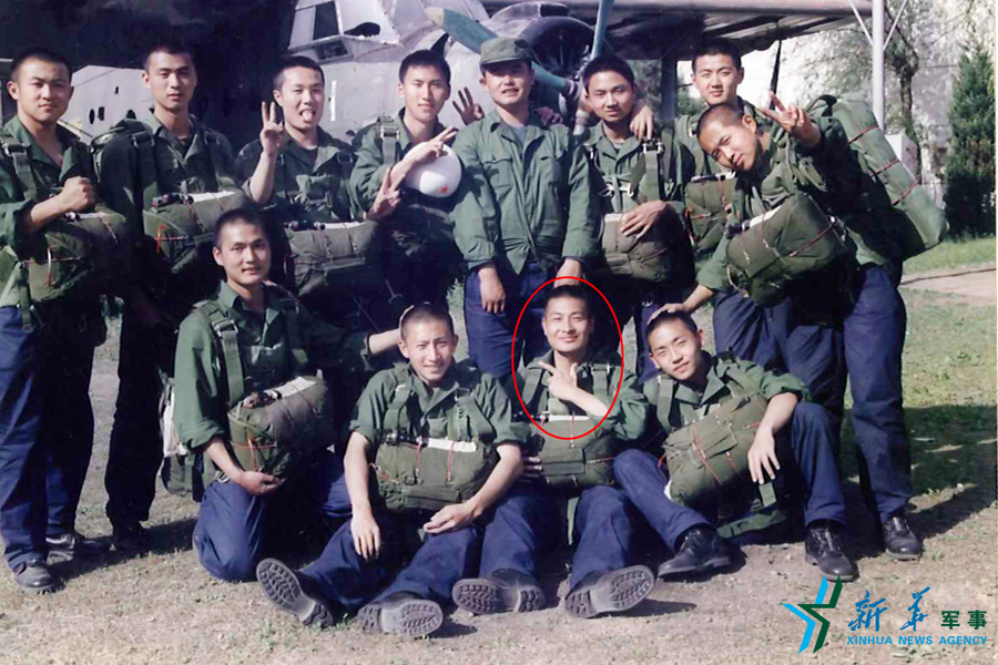 &uarr;資料圖片：張超跳傘前合影留念。