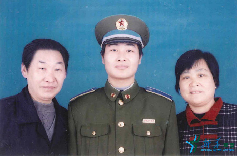 &uarr;資料圖片：張超考入飛行學(xué)院后成為全家的驕傲。