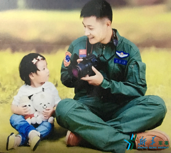 &uarr;資料圖片：被選為艦載戰(zhàn)斗機飛行員的張超與女兒合影。