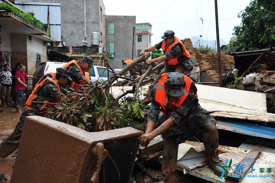 &uarr;第31集團(tuán)軍某裝甲旅官兵幫助長泰恢復(fù)災(zāi)后秩序。鐘晨菲攝