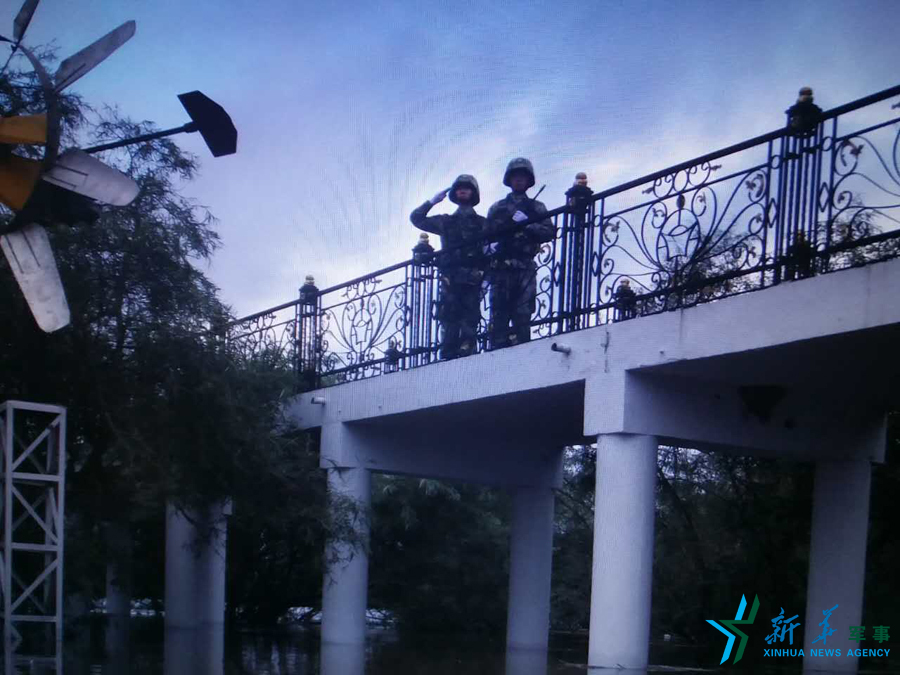 &uarr;中秋佳節(jié)，珍寶島的官兵在洪水中的堅(jiān)守。