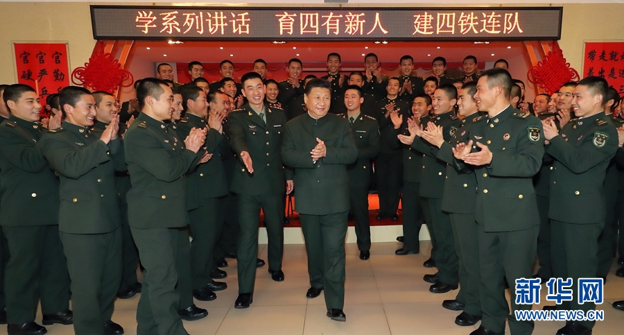 1月23日，習(xí)近平專程來(lái)到陸軍第65集團(tuán)軍，深入基層連隊(duì)，看望慰問(wèn)官兵，代表黨中央和中央軍委，向全軍指戰(zhàn)員、武警部隊(duì)官兵、民兵預(yù)備役人員致以誠(chéng)摯問(wèn)候和新春祝福。這是習(xí)近平在該集團(tuán)軍&ldquo;大功三連&rdquo;同官兵在一起。新華社記者李剛攝