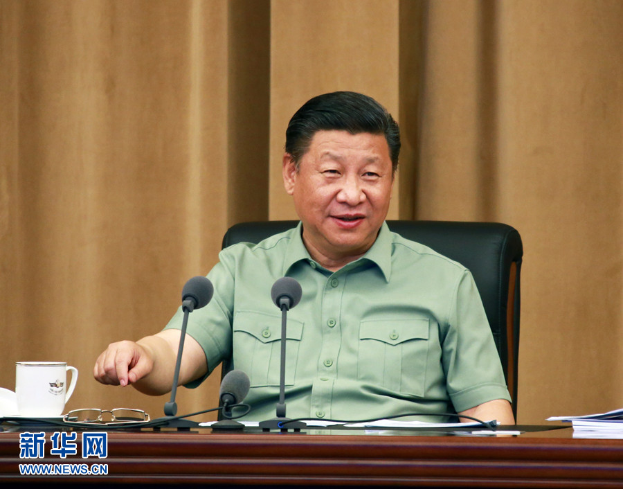 5月24日，中共中央總書記、國家主席、中央軍委主席習(xí)近平視察海軍機(jī)關(guān)，親切接見海軍第十二次黨代會全體代表和海軍機(jī)關(guān)正師職以上領(lǐng)導(dǎo)干部。這是習(xí)近平聽取海軍工作匯報(bào)后發(fā)表重要講話。 新華社記者 查春明 攝 