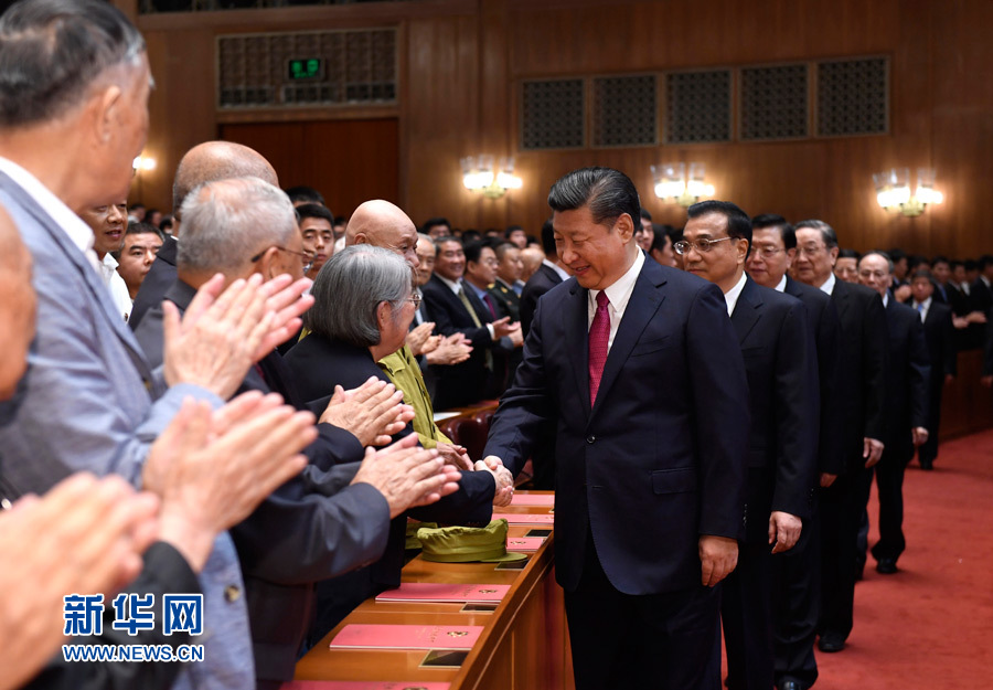 7月28日，慶祝中國人民解放軍建軍90周年文藝晚會《在黨的旗幟下》在北京人民大會堂舉行。中共中央總書記、國家主席、中央軍委主席習近平和李克強、張德江、俞正聲、劉云山、王岐山、張高麗等黨和國家領(lǐng)導人，與首都3000多名各界群眾一起觀看演出。演出開始前，習近平等與老戰(zhàn)士、老同志代表和&ldquo;八一勛章&rdquo;獲得者親切握手。新華社記者 李學仁 攝