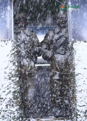 中國(guó)軍人:負(fù)重前行只為你能歲月靜好