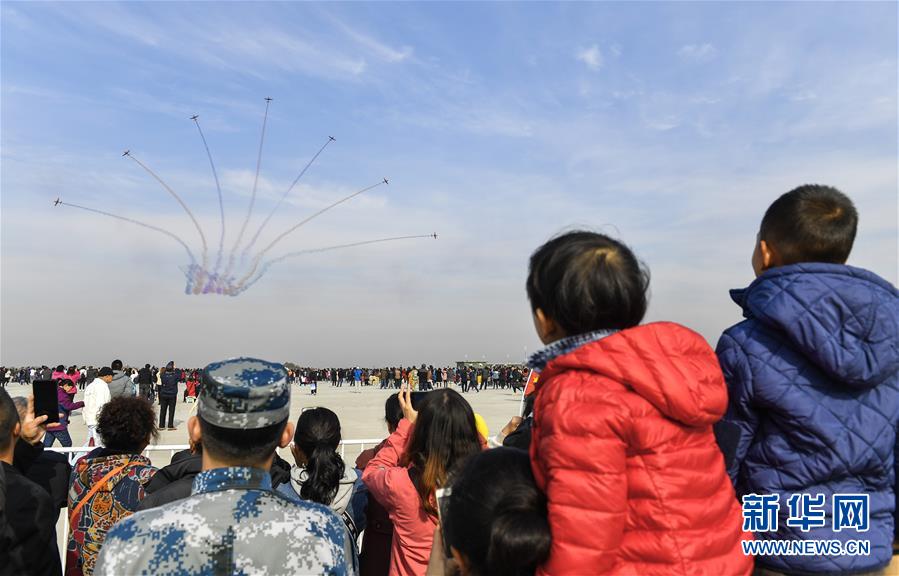 （社會(huì)）（2）慶祝人民空軍成立70周年航空開放活動(dòng)迎來(lái)首個(gè)公眾日