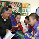 喬安山給小學(xué)生講雷鋒的故事。