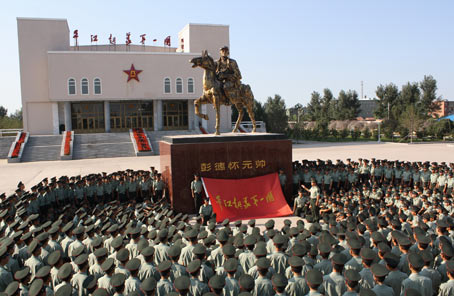 &ldquo;模范紅十二團(tuán)&rdquo;：從嚴(yán)從難從險錘煉戰(zhàn)斗作風(fēng)&mdash;&mdash;陸軍第16集團(tuán)軍某摩步團(tuán)加強實戰(zhàn)化訓(xùn)練記事