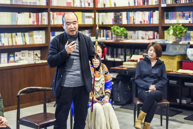 劉文濤：通過對每件兵器的復制，我們了解兵器造型與兵器制作的手藝，實現(xiàn)與古人的對話。