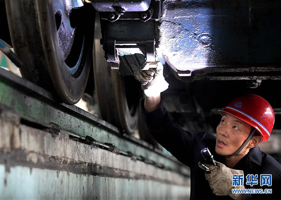 （圖片故事）（1）&ldquo;機(jī)車(chē)醫(yī)生&rdquo;李向前：&ldquo;望聞問(wèn)切&rdquo;保安全