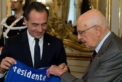 意總統(tǒng)接見足球國家隊(duì)成員