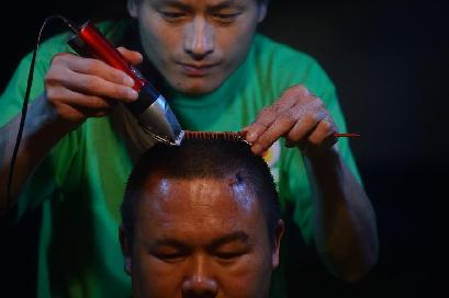 &ldquo;無聲理發(fā)師&rdquo;懷感恩之心服務(wù)災(zāi)區(qū)