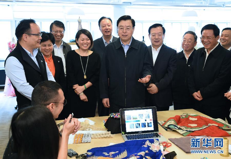 5月8日至11日，中共中央政治局常委、全國人大常委會委員長張德江在浙江調研。這是5月9日，張德江來到位于嘉興市的雅瑩服裝有限公司，了解公司的服裝設計、生產和銷售情況。新華社記者 馬占成 攝 
