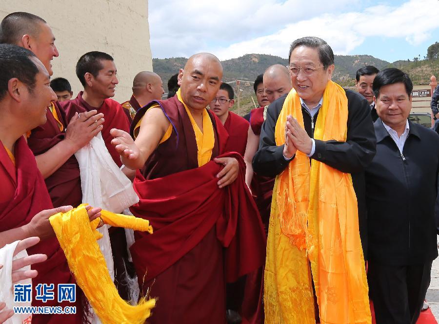 這是5月16日，俞正聲在松贊林寺看望宗教界人士。 新華社記者 劉衛(wèi)兵 攝
