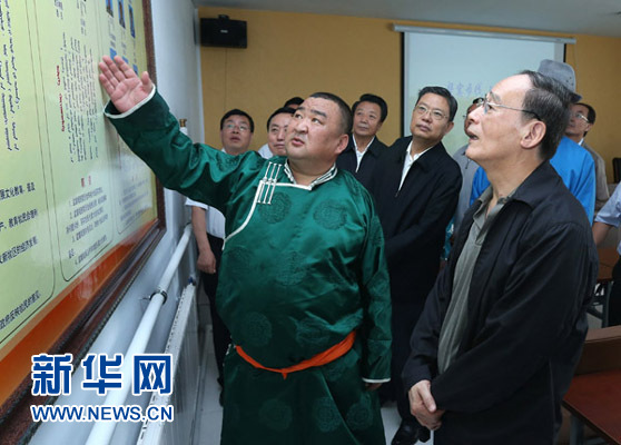 這是7月3日，王岐山在巴彥德力格爾嘎查&ldquo;兩委&rdquo;活動室了解基層黨建情況。新華社記者 龐興雷 攝