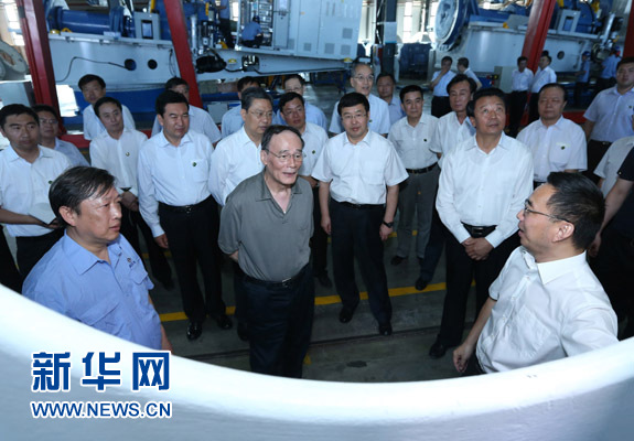 這是7月3日，王岐山在內蒙古海裝風電設備有限公司考察。新華社記者 龐興雷 攝 