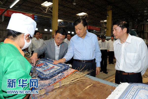 這是7月18日，劉云山在青海藏羊地毯集團(tuán)有限公司調(diào)研。新華社記者 饒愛民 攝