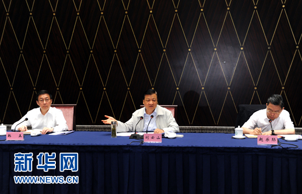 部分省區(qū)市教育實踐活動工作座談會近日先后在西寧、上海召開，中共中央政治局常委、中央黨的群眾路線教育實踐活動領(lǐng)導(dǎo)小組組長劉云山出席并講話。這是7月23日，劉云山出席上海座談會并講話。新華社記者 饒愛民 攝 