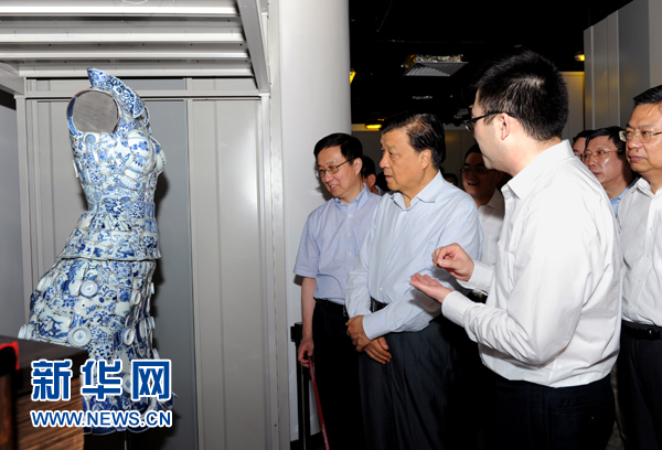 這是7月22日，劉云山在上海國家對外文化貿(mào)易基地調(diào)研。新華社記者 饒愛民 攝 