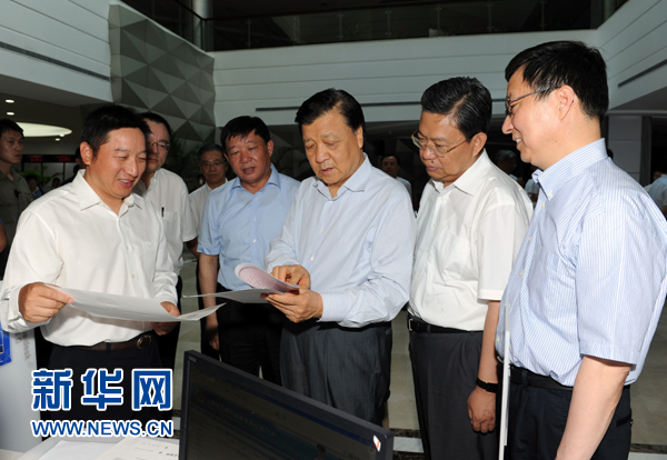  7月22日至23日，中共中央政治局常委、中央書記處書記劉云山在上海調(diào)研。這是7月22日，劉云山在中國（上海）自貿(mào)試驗區(qū)外高橋綜合服務(wù)大廳調(diào)研。新華社記者 饒愛民 攝 