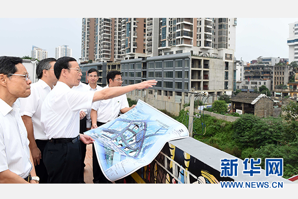 9月16日至18日，中共中央政治局常委、國務(wù)院副總理張高麗在廣西調(diào)研。這是9月16日，張高麗實(shí)地考察南寧水街棚戶區(qū)改造項(xiàng)目現(xiàn)場。 新華社記者張鐸攝 