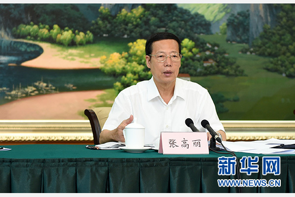 9月16日至18日，中共中央政治局常委、國務(wù)院副總理張高麗在廣西調(diào)研。這是9月17日，張高麗在南寧主持召開&ldquo;十三五&rdquo;規(guī)劃編制工作座談會。 新華社記者張鐸攝 