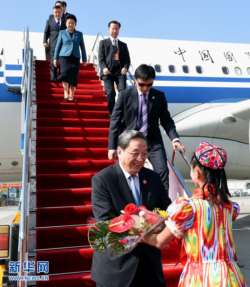 9月25日，以中共中央政治局常委、全國政協(xié)主席俞正聲為團長的中央代表團飛抵烏魯木齊，出席新疆維吾爾自治區(qū)成立60周年慶?；顒印Ｐ氯A社記者 饒愛民 攝
