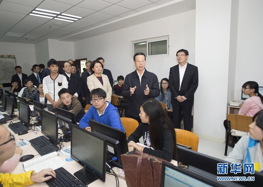 10月22日至23日，中共中央政治局常委、國(guó)務(wù)院副總理張高麗在山東調(diào)研扶貧工作情況。這是10月22日，張高麗在濟(jì)寧市惠普軟件人才實(shí)訓(xùn)基地調(diào)研教育培訓(xùn)脫貧有關(guān)情況。 新華社記者 王曄 攝
