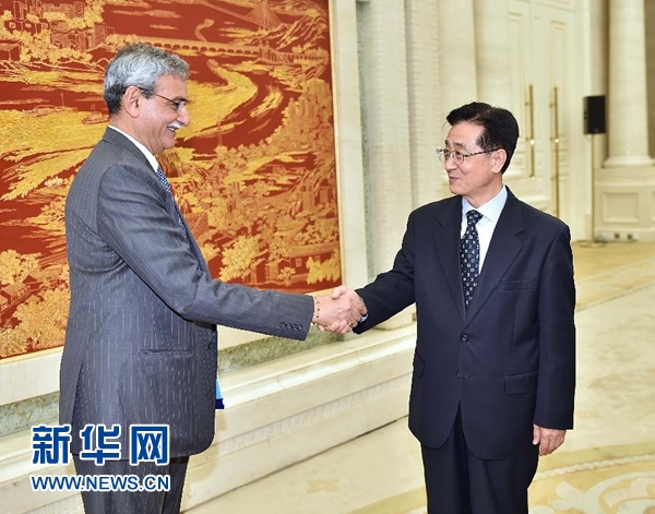 5月9日，中共中央書記處書記、中央紀(jì)委副書記趙洪祝在北京會見印度中央監(jiān)察委員會主席喬杜里。 新華社記者 李濤 攝