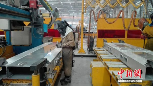 焊接工人正在工作。中新網(wǎng) 邱宇 攝