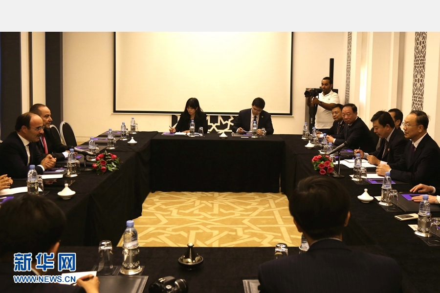 9月19日，在摩洛哥首都拉巴特，中共中央書記處書記、全國(guó)政協(xié)副主席杜青林（右一）會(huì)見摩洛哥真實(shí)性與現(xiàn)代黨總書記奧馬里（左一）。應(yīng)摩洛哥參議院邀請(qǐng)，中共中央書記處書記、全國(guó)政協(xié)副主席杜青林于18日至20日率中共代表團(tuán)訪摩，分別會(huì)見政府首腦本&middot;基蘭、參議長(zhǎng)本希馬、真實(shí)性與現(xiàn)代黨總書記奧馬里等。新華社記者劉鍇攝