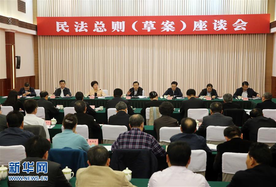 這是11月23日，張德江在成都主持召開座談會，11個?。▍^(qū)、市）人大常委會負責同志、部分全國人大代表、法律工作者及專家學者參加會議。新華社記者 劉衛(wèi)兵 攝 