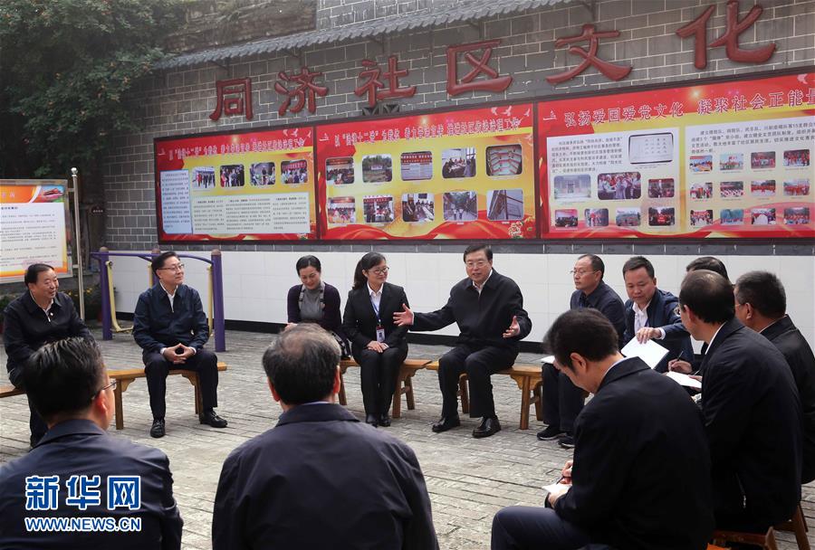 這是11月21日，張德江來到宜賓李莊鎮(zhèn)同濟社區(qū)，了解社區(qū)的工作情況。 新華社記者 劉衛(wèi)兵 攝 